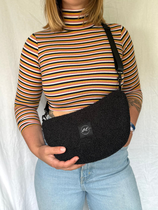 Half Moon Bag aus Teddy in schwarz – Einzigartige und Stilvolle Taschen - madebyaevva