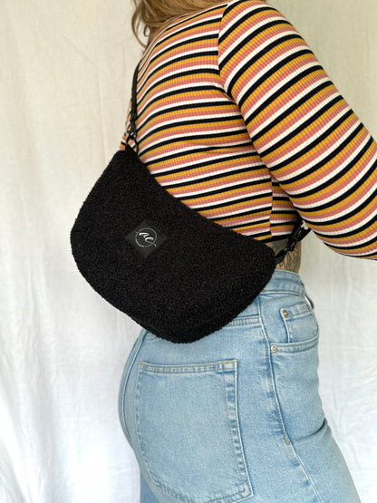 Half Moon Bag aus Teddy in schwarz – Einzigartige und Stilvolle Taschen - madebyaevva