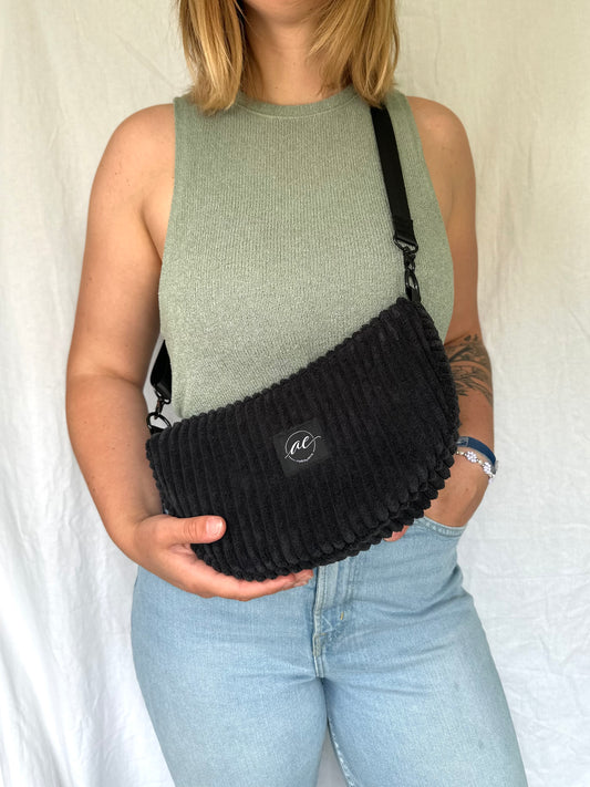 Handgemachte Half Moon Bag aus breitem Cord in schwarz – Einzigartige und Stilvolle Taschen - madebyaevva