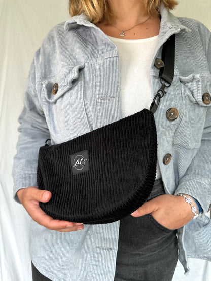 Handgemachte Half Moon Bag aus Cord in schwarz – Einzigartige und Stilvolle Taschen - madebyaevva