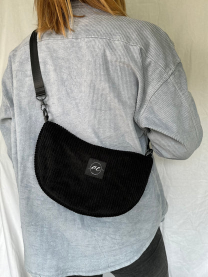 Handgemachte Half Moon Bag aus Cord in schwarz – Einzigartige und Stilvolle Taschen - madebyaevva