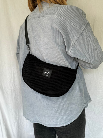 Handgemachte Half Moon Bag aus Cord in schwarz – Einzigartige und Stilvolle Taschen - madebyaevva