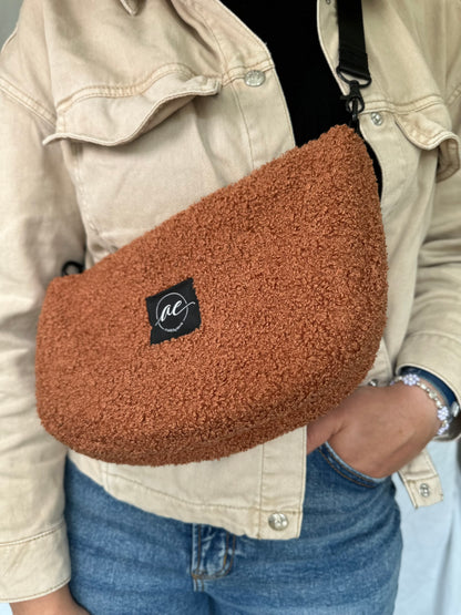 Half Moon Bag aus Teddy in kupfer – Einzigartige und Stilvolle Taschen - madebyaevva