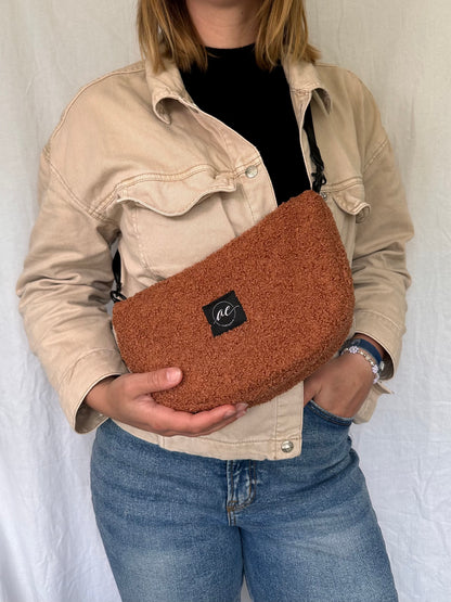 Half Moon Bag aus Teddy in kupfer – Einzigartige und Stilvolle Taschen - madebyaevva
