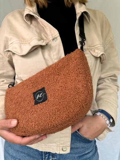 Half Moon Bag aus Teddy in kupfer – Einzigartige und Stilvolle Taschen - madebyaevva