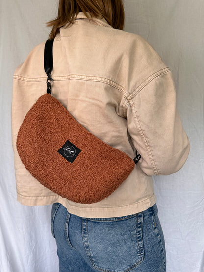 Half Moon Bag aus Teddy in kupfer – Einzigartige und Stilvolle Taschen - madebyaevva