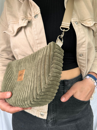 Handgemachte Half Moon Bag aus breitem Cord in olive – Einzigartige und Stilvolle Taschen - madebyaevva