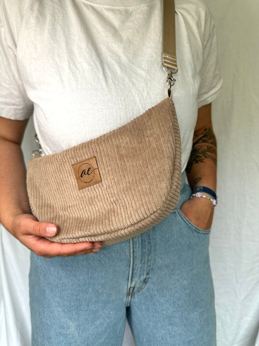 Handgemachte Half Moon Bag aus Cord in beige – Einzigartige und Stilvolle Taschen - madebyaevva