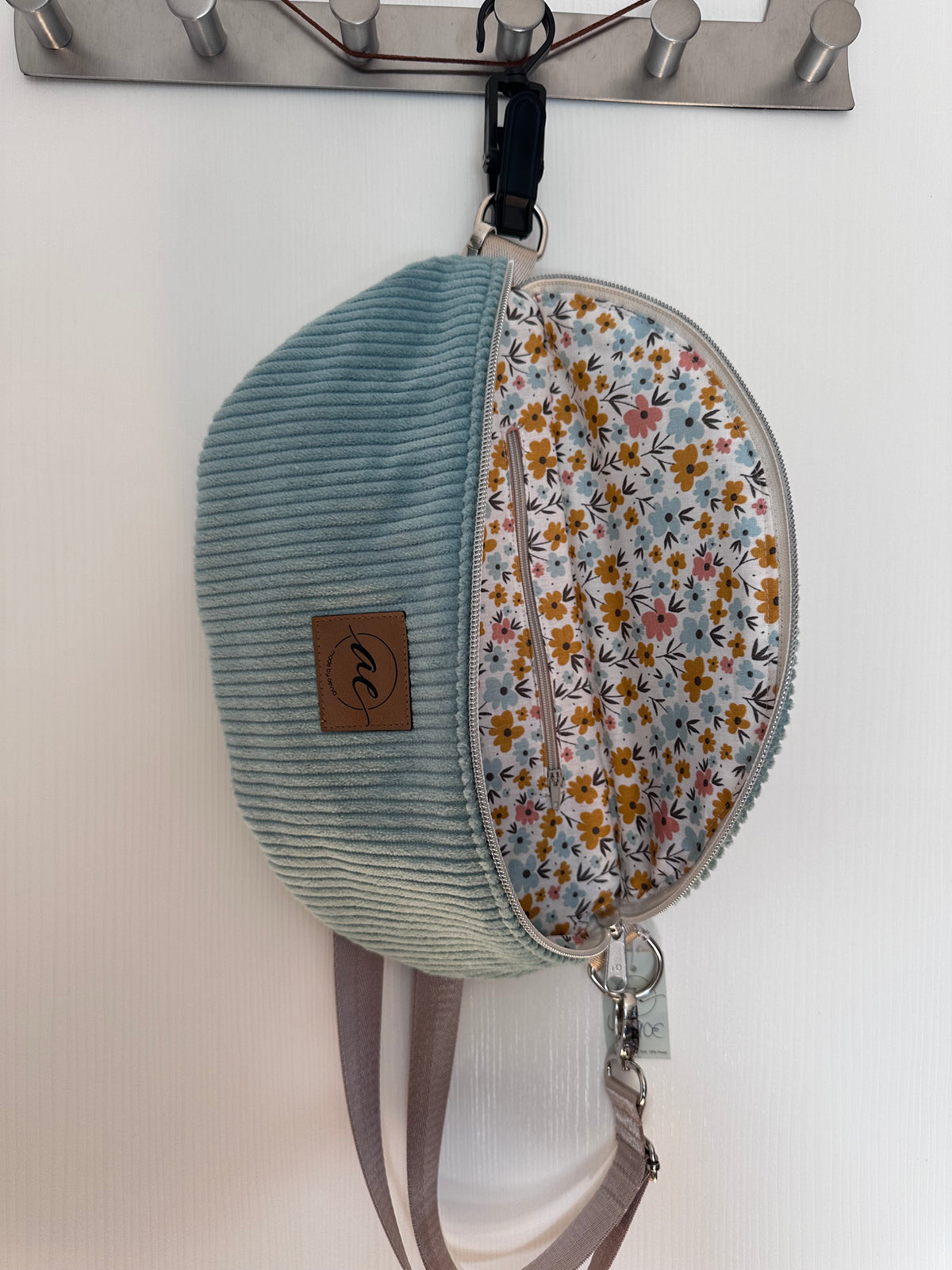SOFORTKAUF XL Bauchtasche aus Cord mint mit Blumen