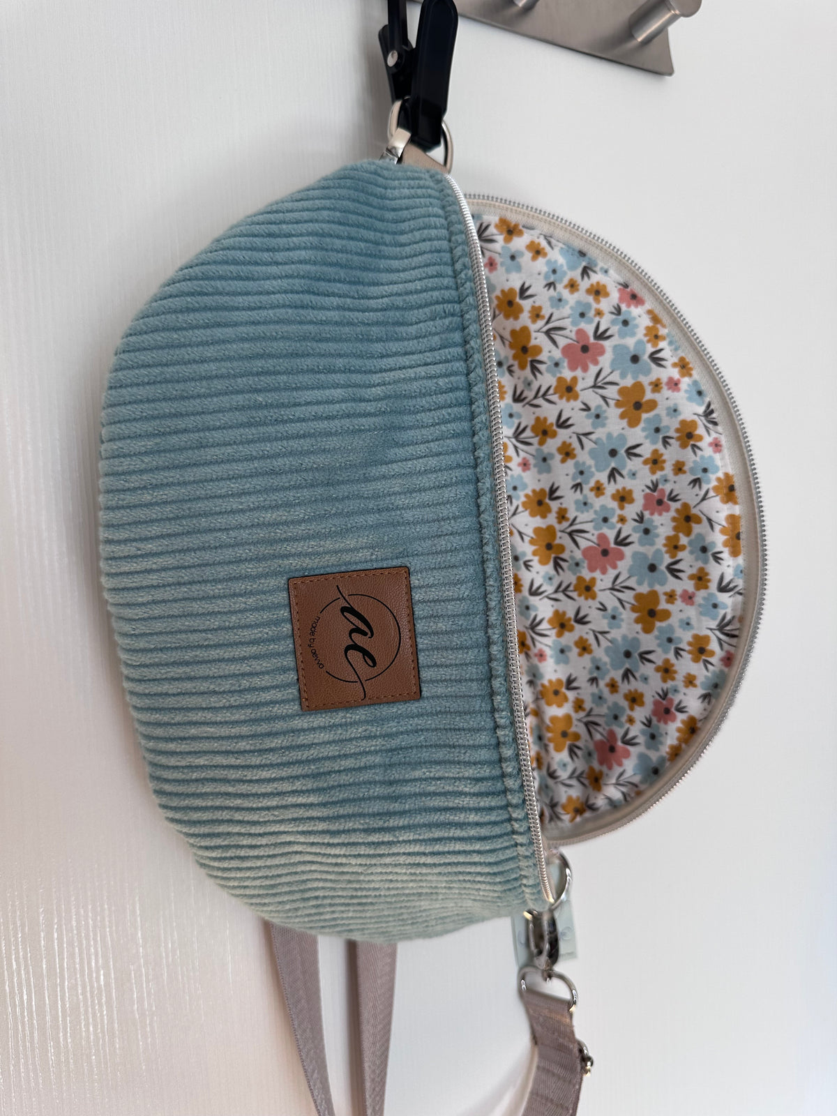 SOFORTKAUF XL Bauchtasche aus Cord mint mit Blumen