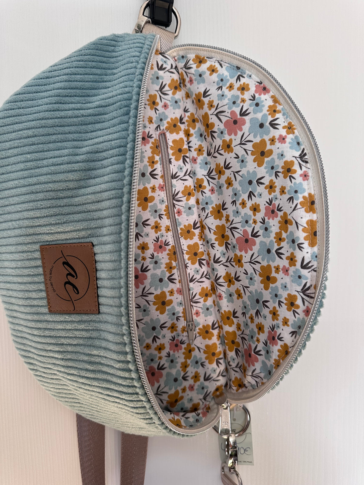 SOFORTKAUF XL Bauchtasche aus Cord mint mit Blumen