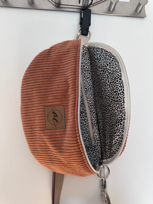 SOFORTKAUF XL Bauchtasche aus Cord in Kupfer mit Leomuster