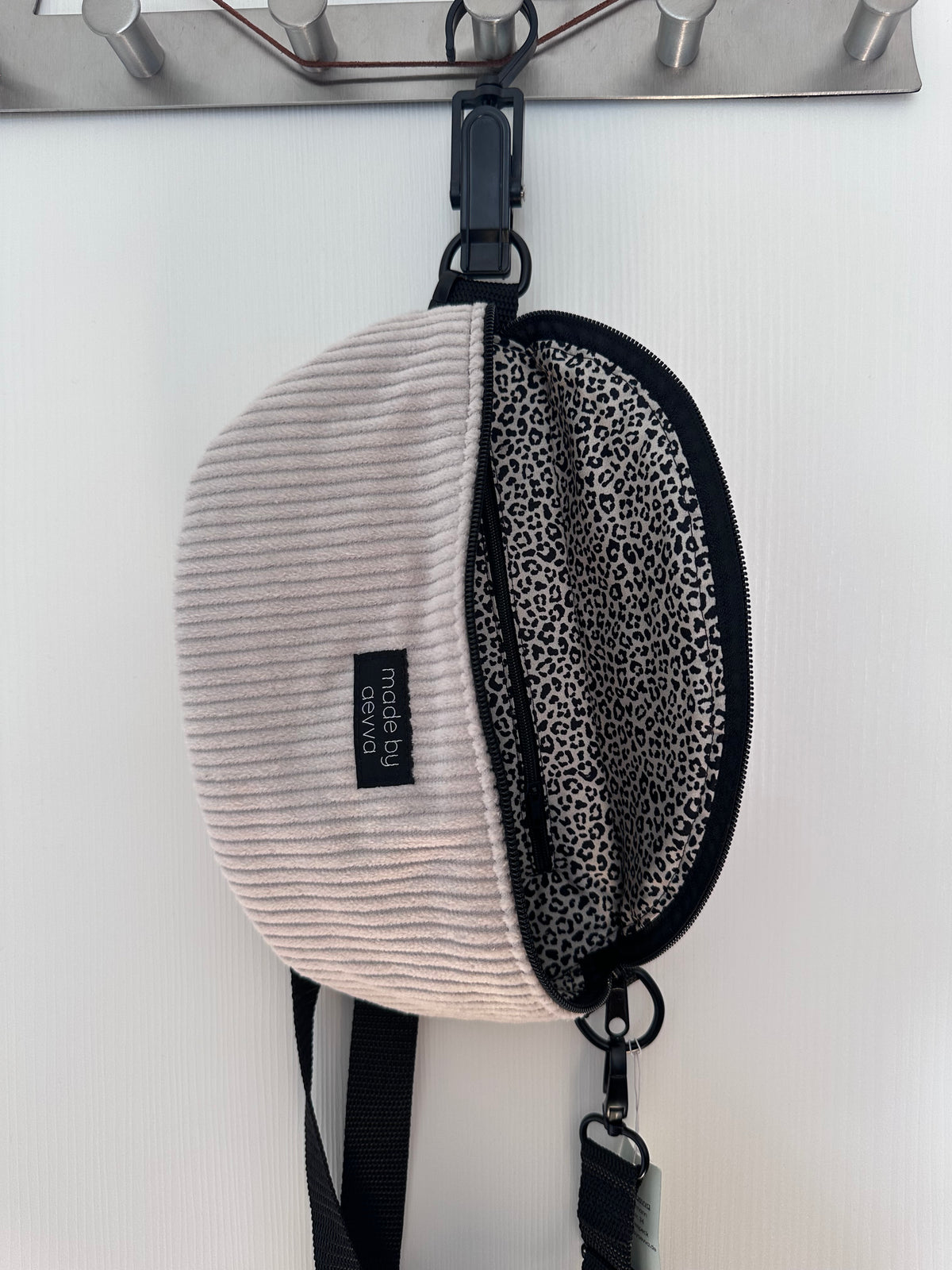 SOFORTKAUF Midi Bauchtasche aus Cord in Natur mit Leomuster