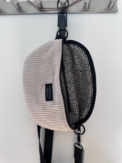 SOFORTKAUF Midi Bauchtasche aus Cord in Natur mit Leomuster