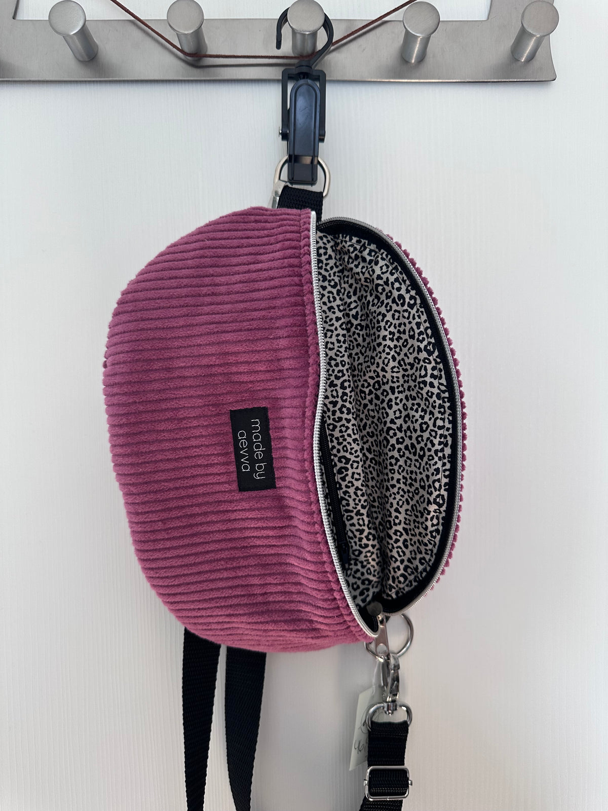 SOFORTKAUF Midi Bauchtasche aus Cord in Beere mit Leomuster