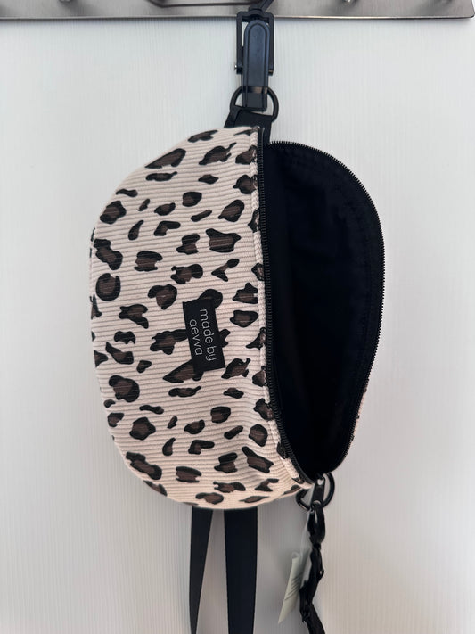 SOFORTKAUF Midi Bauchtasche aus Cord mit Leomuster