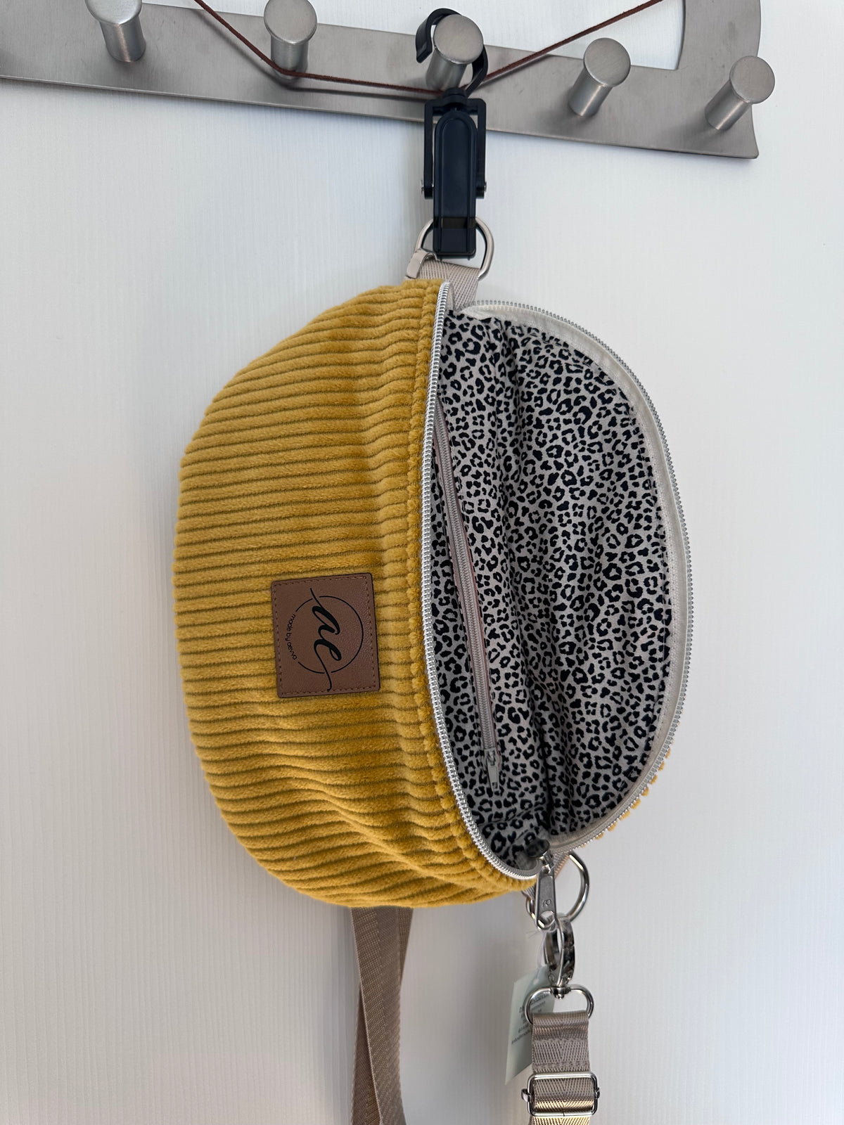 SOFORTKAUF Midi Bauchtasche aus Cord in gelb mit Leomuster