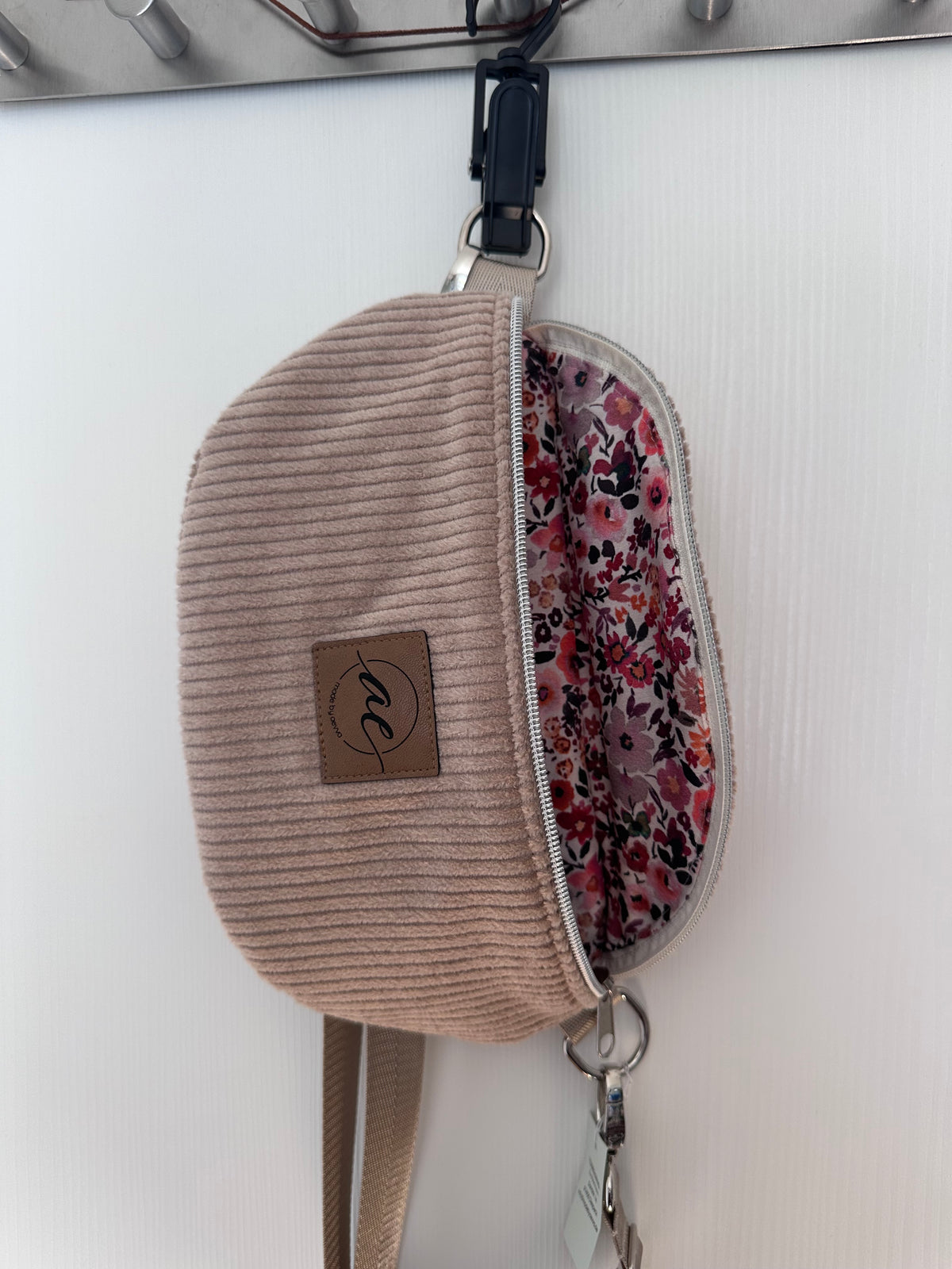 SOFORTKAUF Midi Bauchtasche aus Cord in beige, innen Blumen rosa