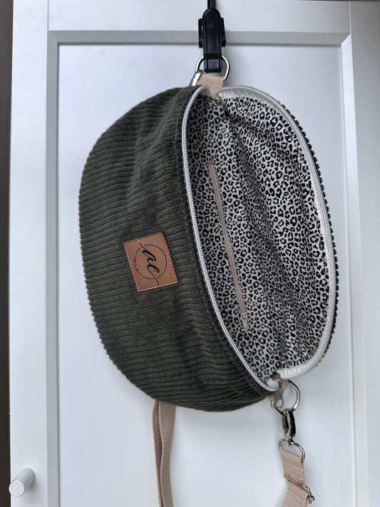 SOFORTKAUF XL Bauchtasche aus Cord in Olive mit Leomuster