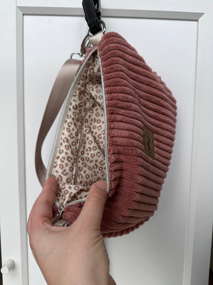 SOFORTKAUF Midi Mondtasche aus breitem Cord in rosa mit Leo