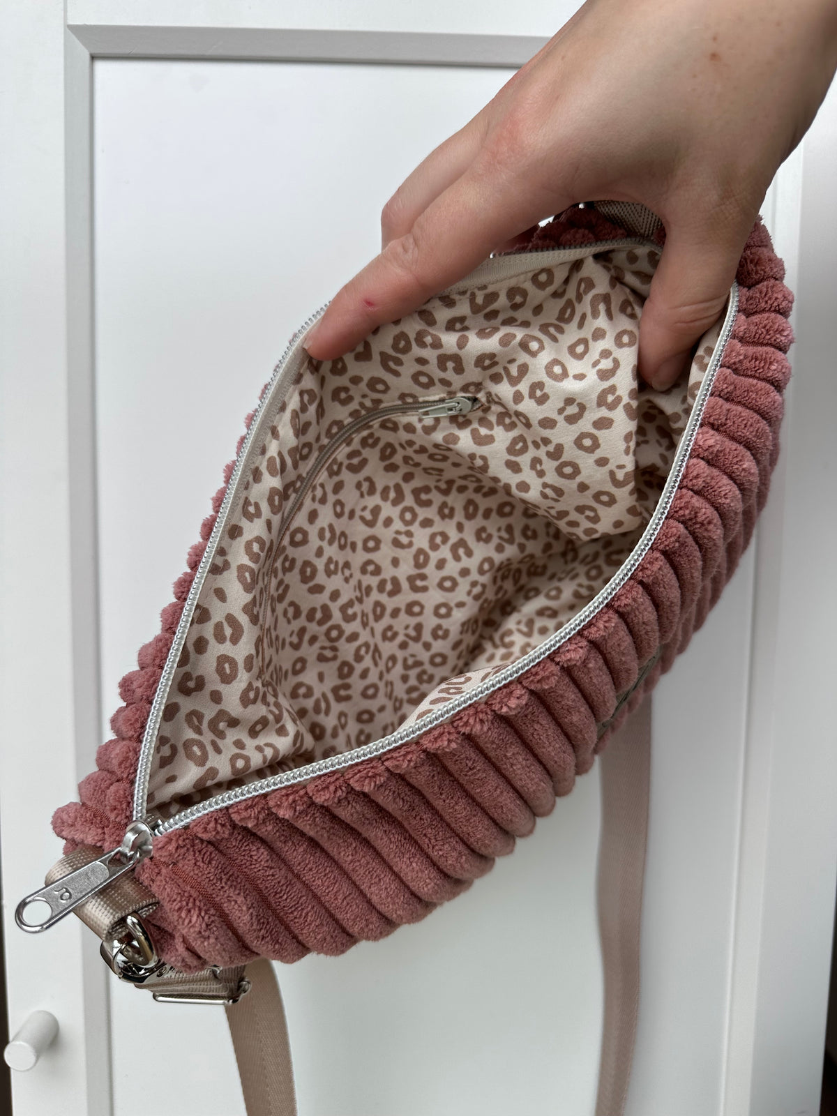 SOFORTKAUF Midi Mondtasche aus breitem Cord in rosa mit Leo