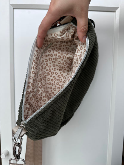 SOFORTKAUF Midi Mondtasche aus Cord in Olive mit Leomuster