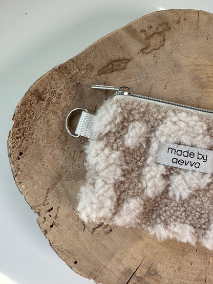 Kleiner Mini Geldbeutel aus Teddystoff in hellem Leo / madebyaevva