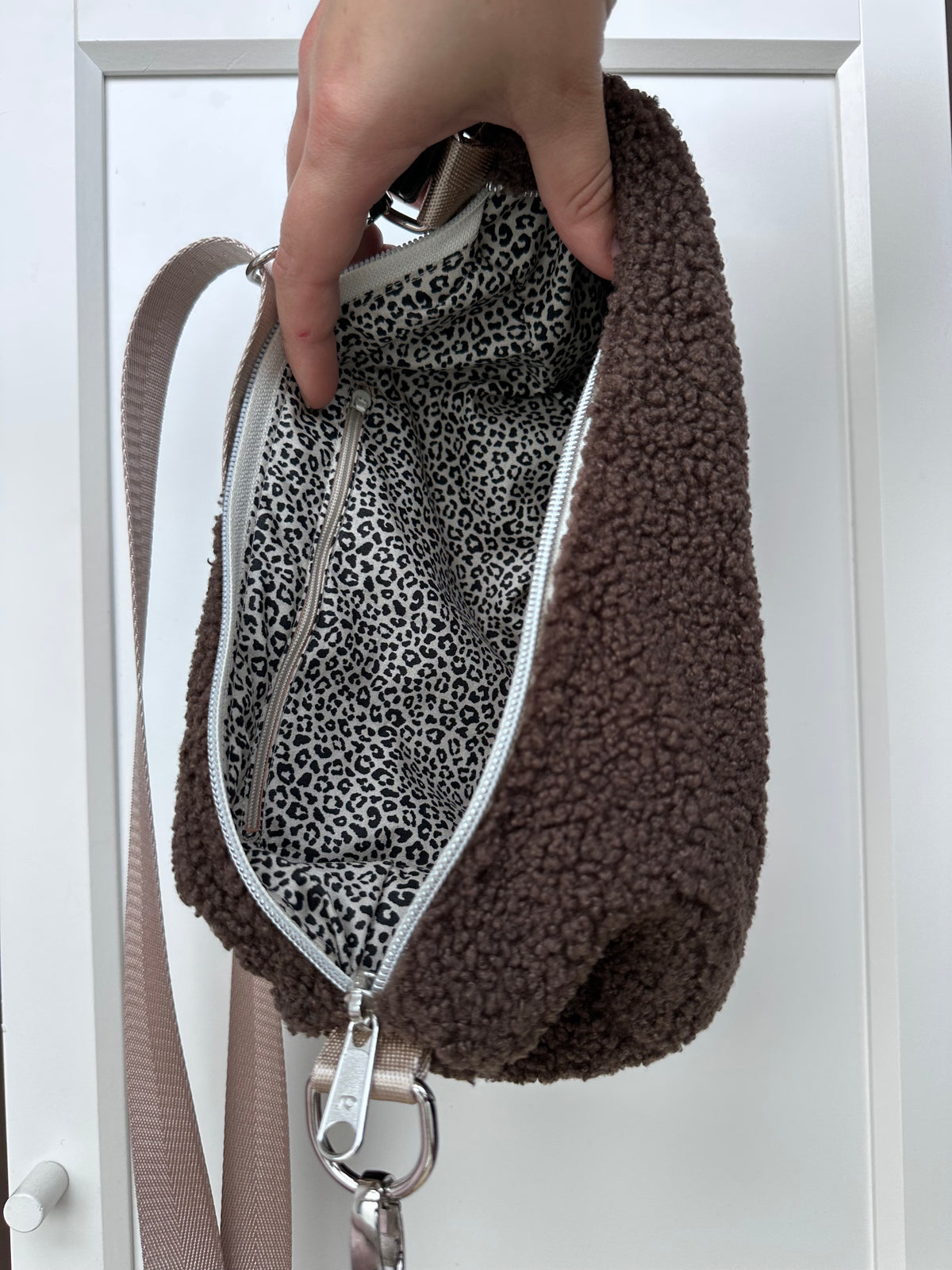 SOFORTKAUF Midi Mondtasche aus Teddy in braun mit Leo