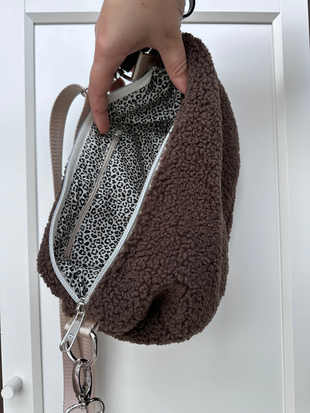 SOFORTKAUF Midi Mondtasche aus Teddy in braun mit Leo
