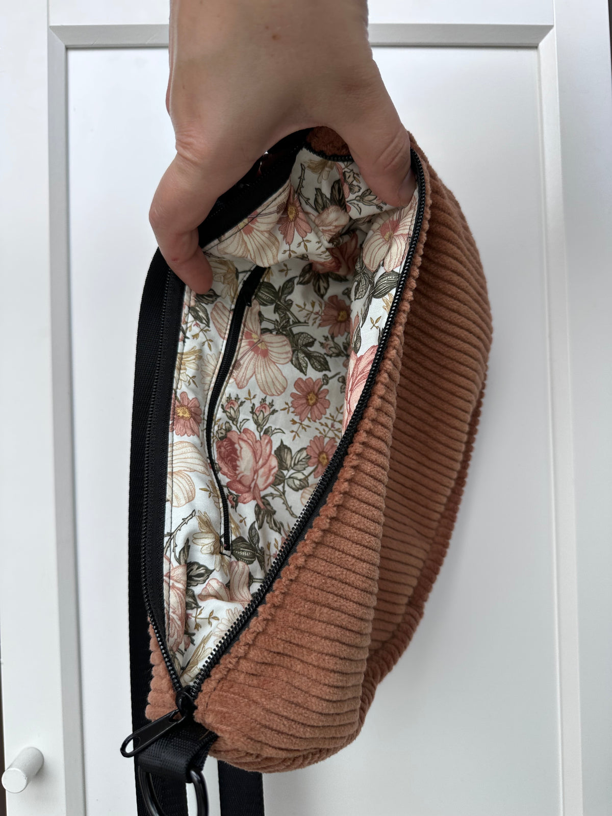 SOFORTKAUF Midi Mondtasche aus Cord in Kupfer mit Blumenmuster