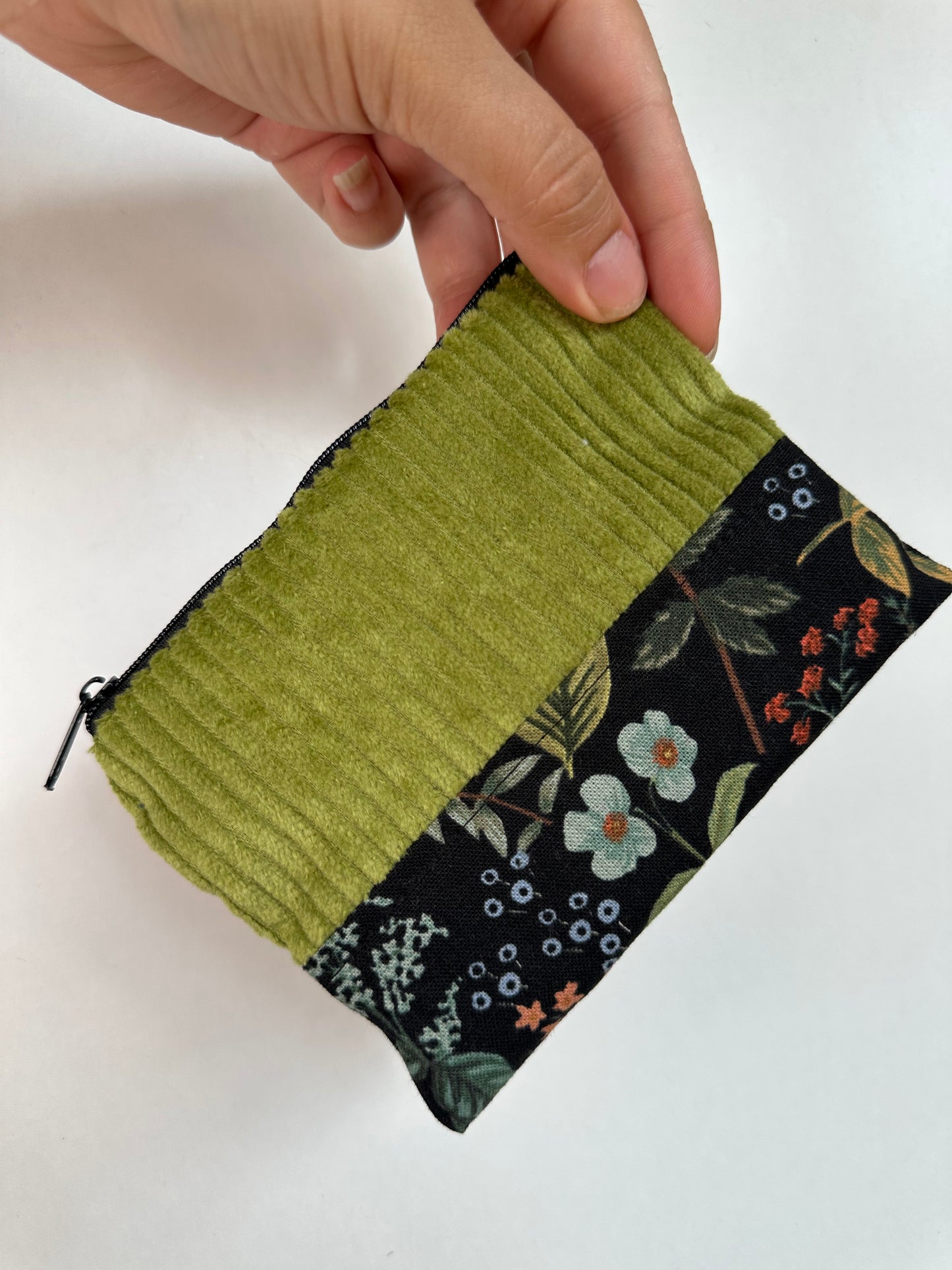 Handgefertigtes Täschchen aus Baumwolle und Cord als Reisetaschen Organizer
