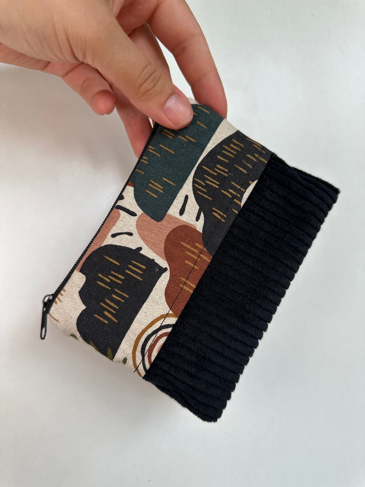 Handgefertigtes Täschchen aus Baumwolle und Cord als Reisetaschen Organizer