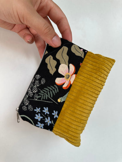 Handgefertigtes Täschchen aus Baumwolle und Cord als Reisetaschen Organizer