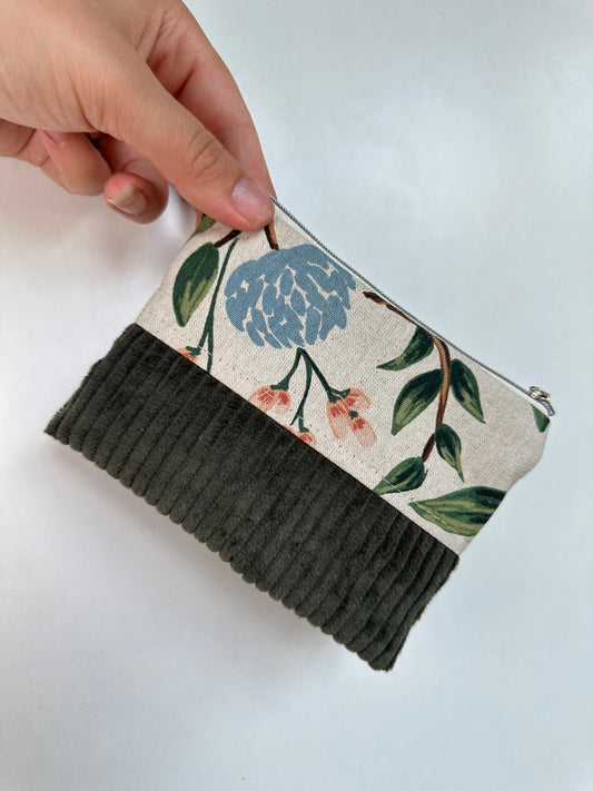 Handgefertigtes Täschchen aus Baumwolle und Cord als Reisetaschen Organizer