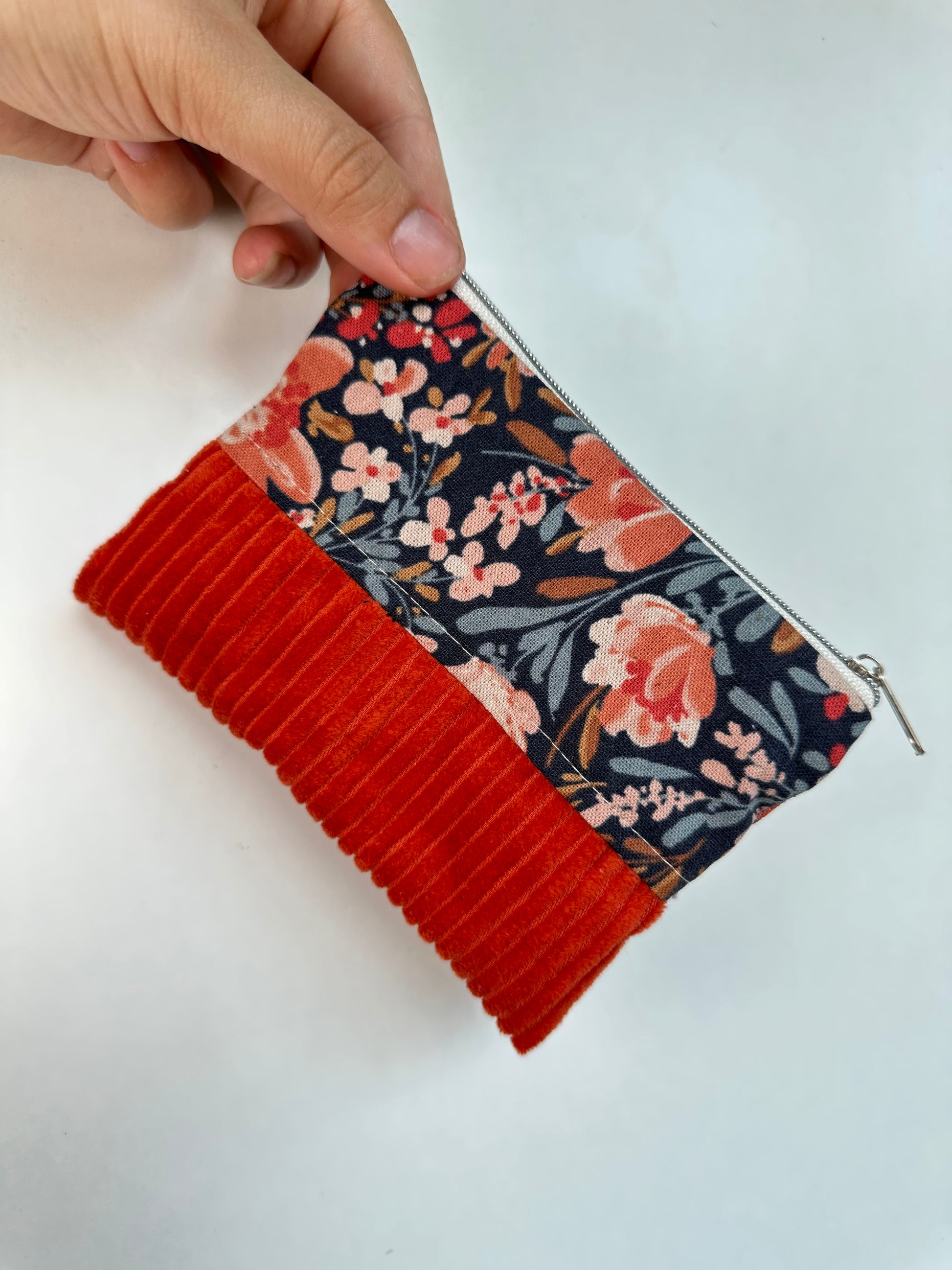 Handgefertigtes Täschchen aus Canvas und Cord als Kosmetiktasche