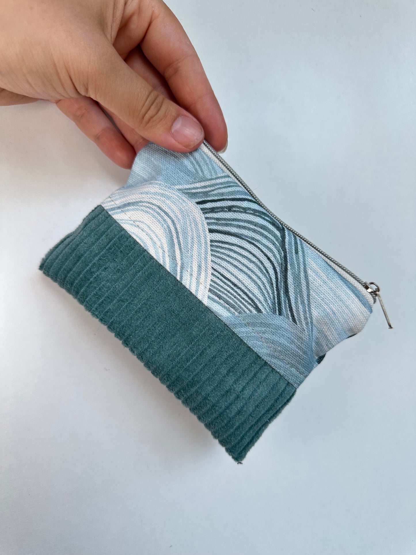 Handgefertigtes Täschchen aus Canvas und Cord als Organizer-Täschchen