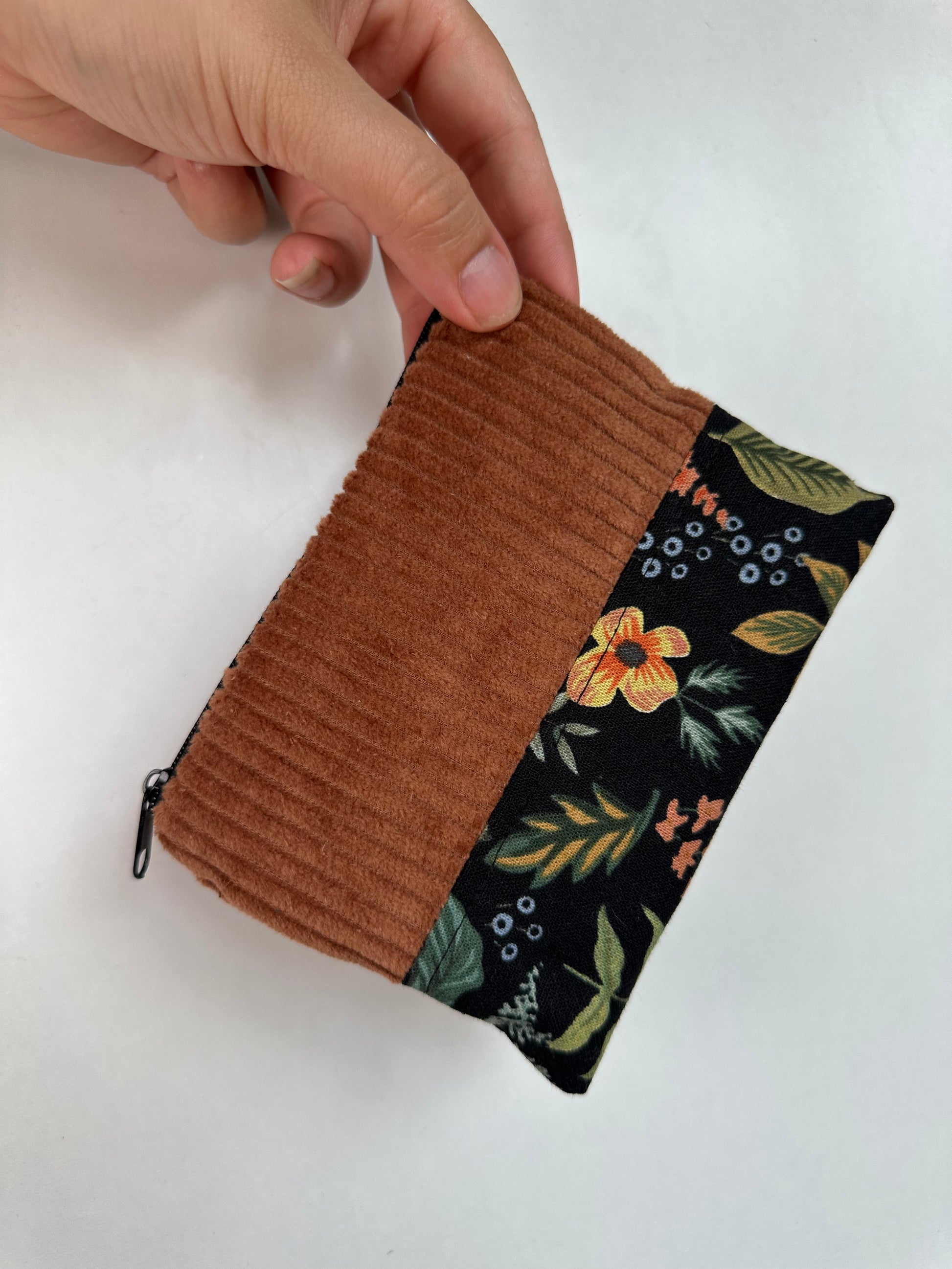 Handgefertigtes Täschchen aus Canvas und Cord als Organizer-Täschchen