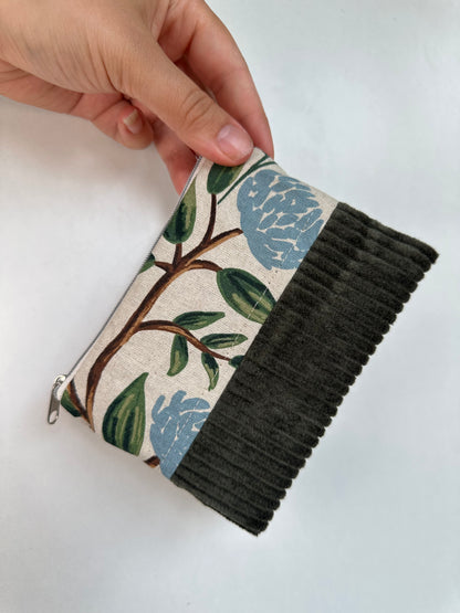 Handgefertigtes Täschchen aus Baumwolle und Cord als Reisetaschen Organizer