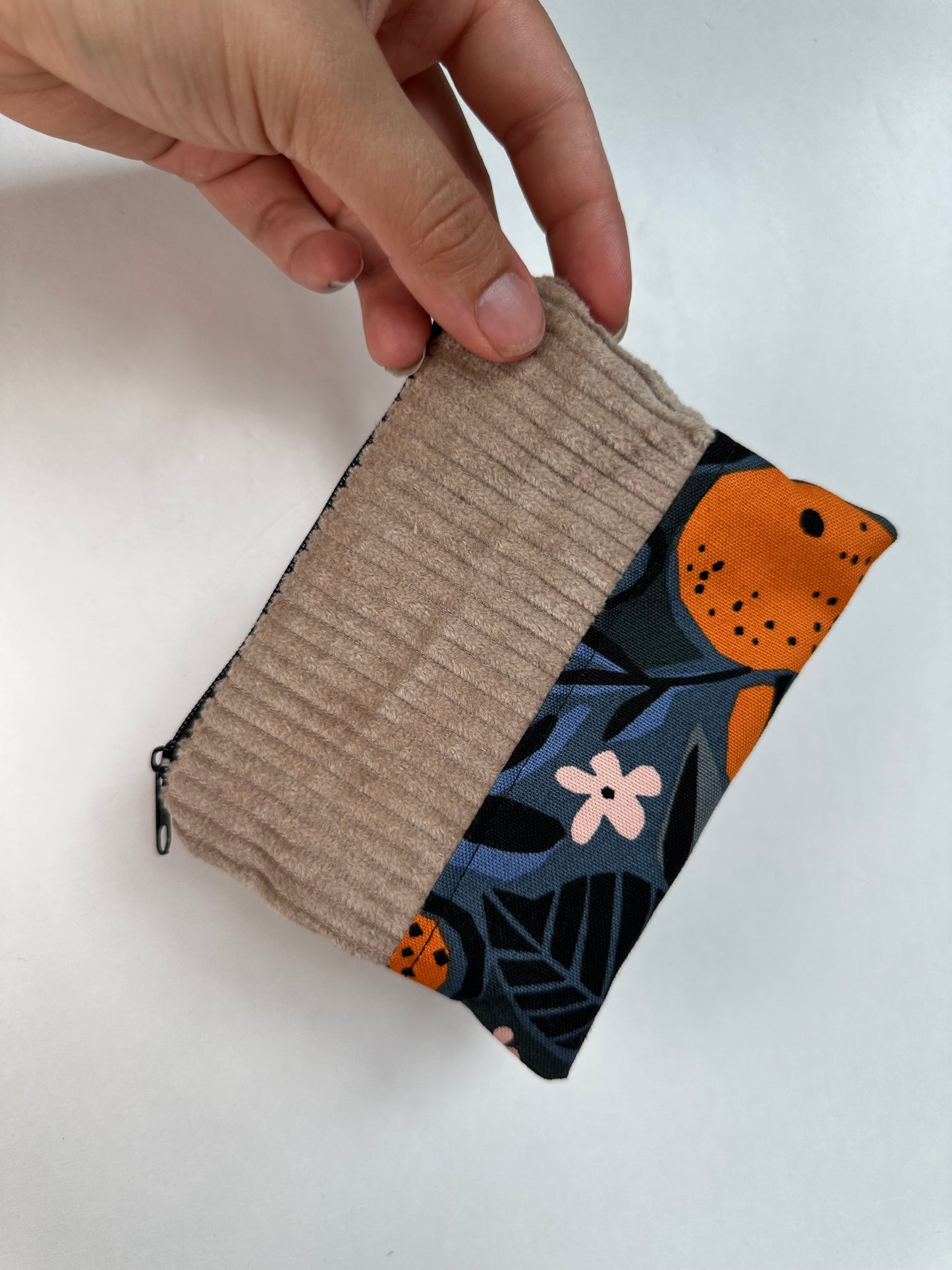 Handgefertigtes Täschchen aus Canvas und Cord als Organizer-Täschchen