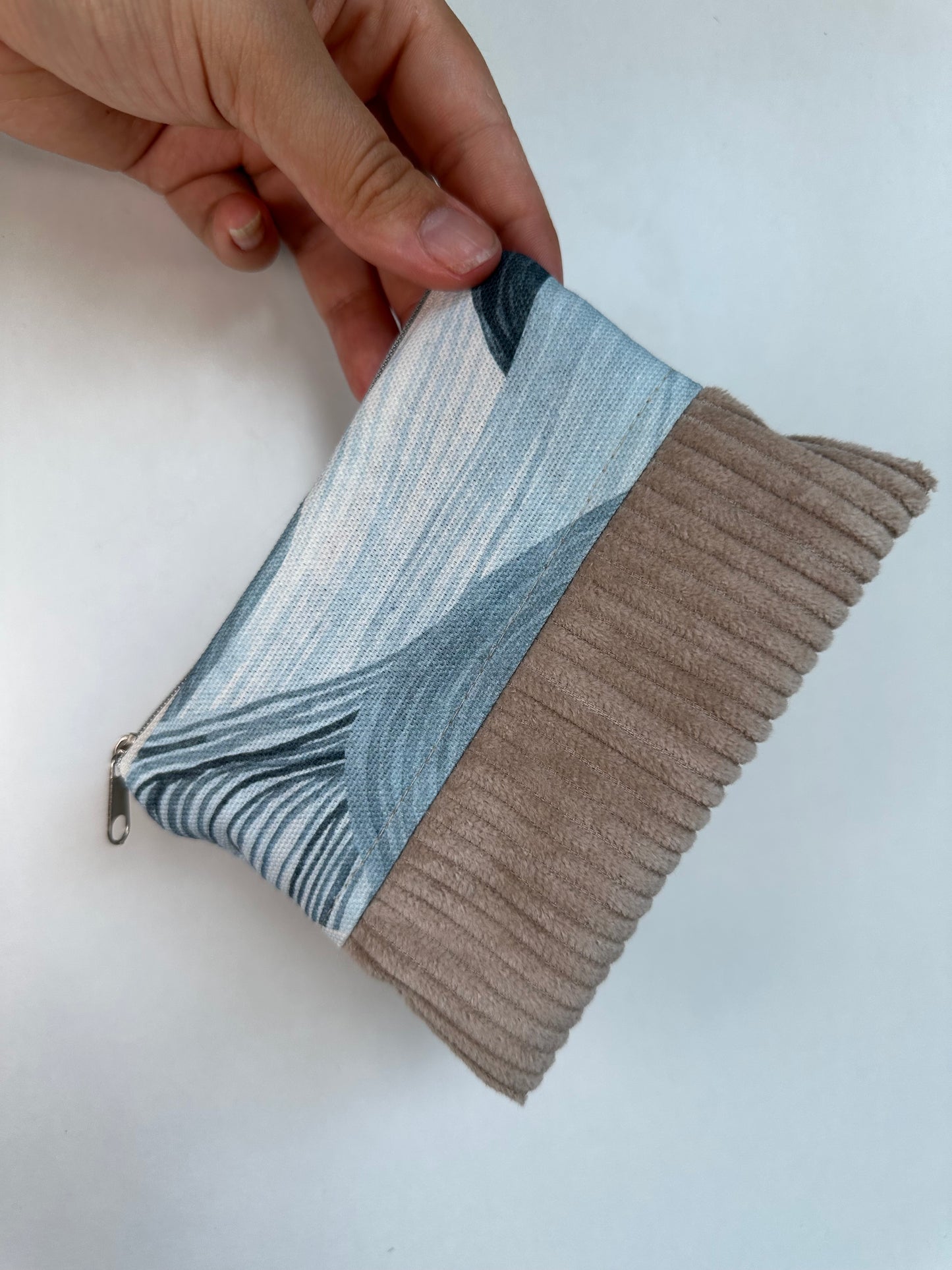 Handgefertigtes Täschchen aus Canvas und Cord als Organizer-Täschchen