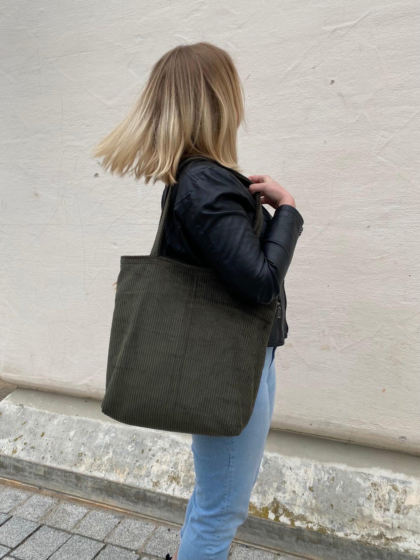 Shopper aus Cord in Olive