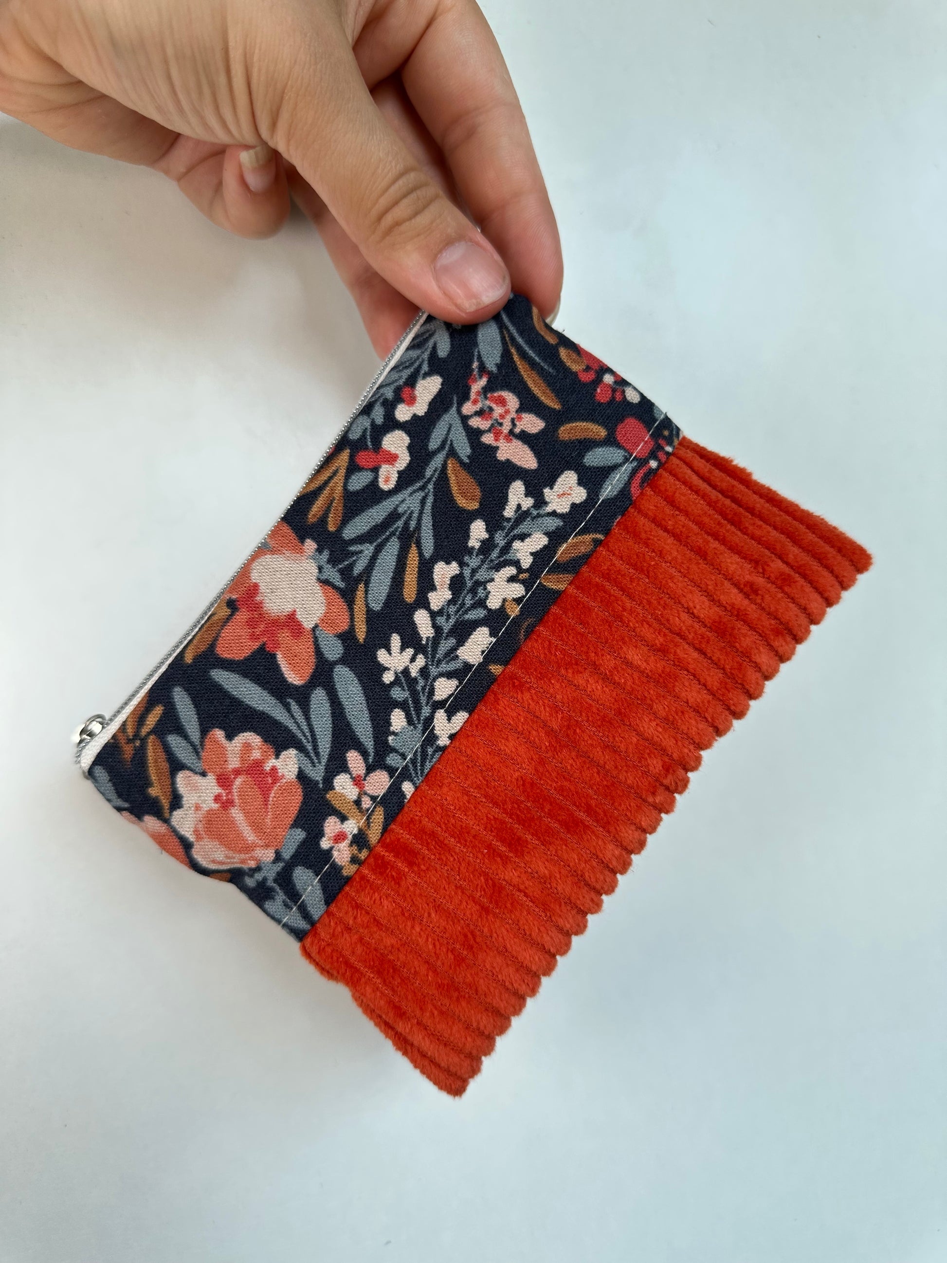 Handgefertigtes Täschchen aus Canvas und Cord als Kosmetiktasche