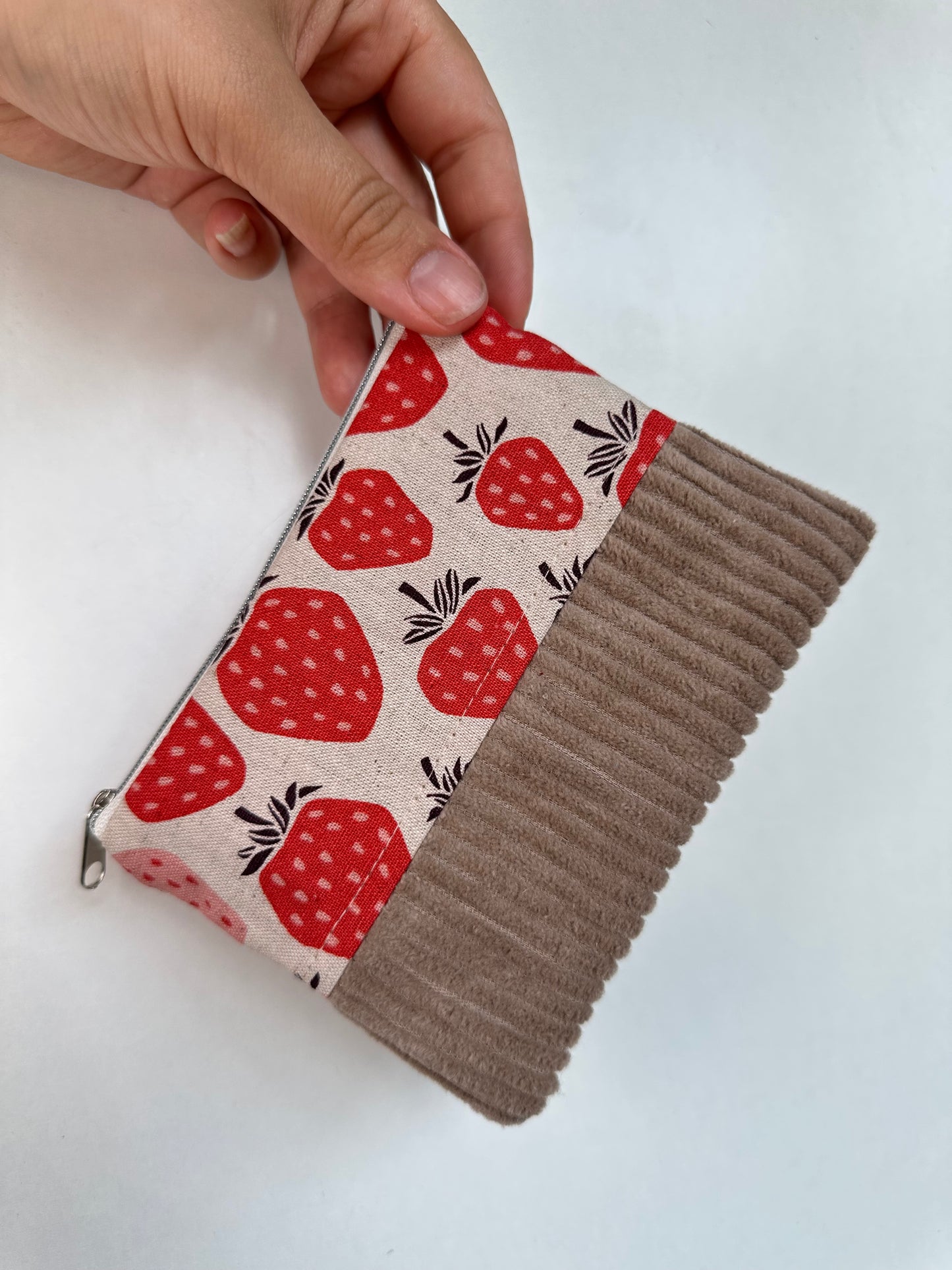 Handgefertigtes Täschchen aus Baumwolle und Cord als Reisetaschen Organizer