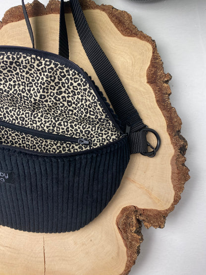 Midi Bauchtasche aus Cord in schwarz mit Leo Muster - Für Alltag und Freizeit - handgemacht in DE