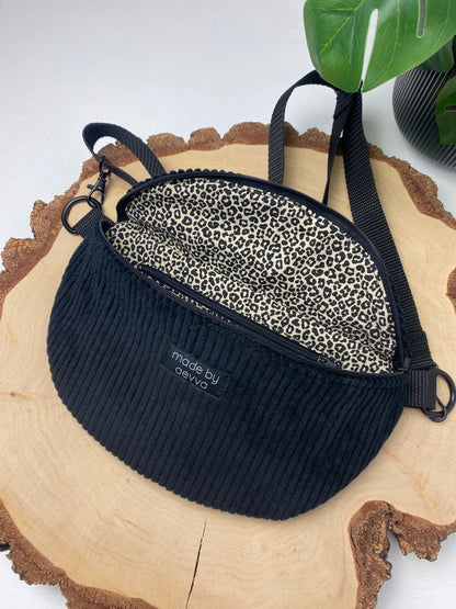 Midi Bauchtasche aus Cord in schwarz mit Leo Muster - Für Alltag und Freizeit - handgemacht in DE