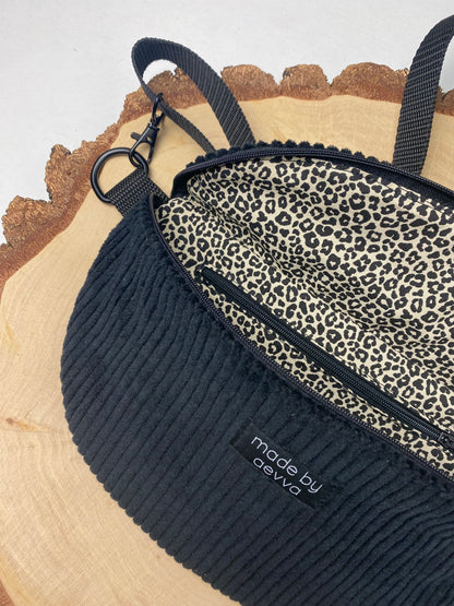 Midi Bauchtasche aus Cord in schwarz mit Leo Muster - Für Alltag und Freizeit - handgemacht in DE