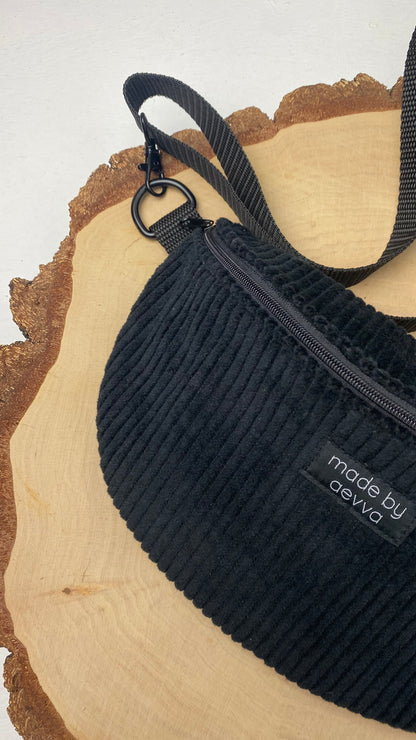 Midi Bauchtasche aus Cord in schwarz mit Leo Muster - Für Alltag und Freizeit - handgemacht in DE