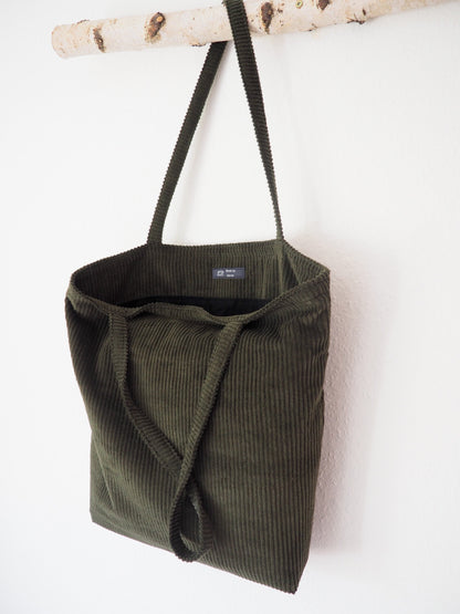Großer Shopper aus Cord in Olive grün mit Reißverschluss und Innentasche