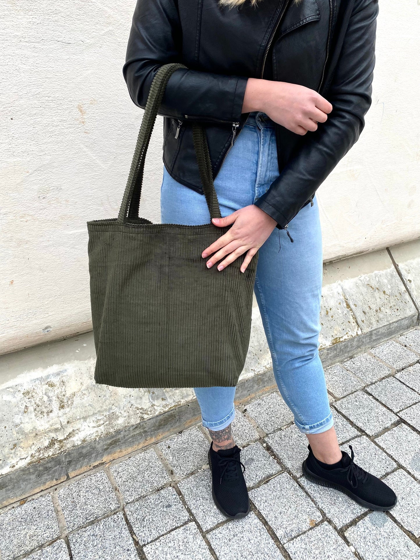 Großer Shopper aus Cord in Olive grün mit Reißverschluss und Innentasche