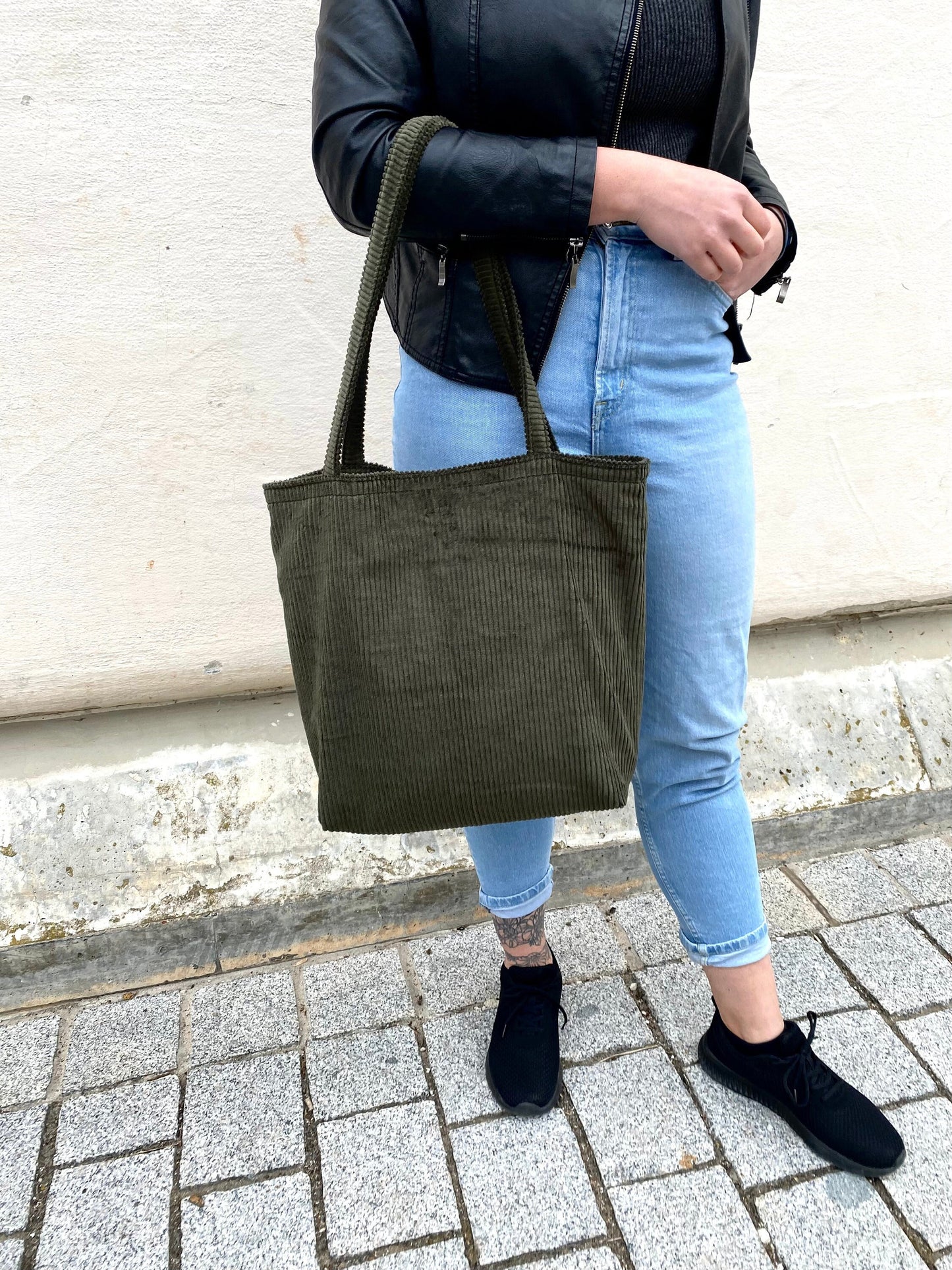 Großer Shopper aus Cord in Olive grün mit Reißverschluss und Innentasche